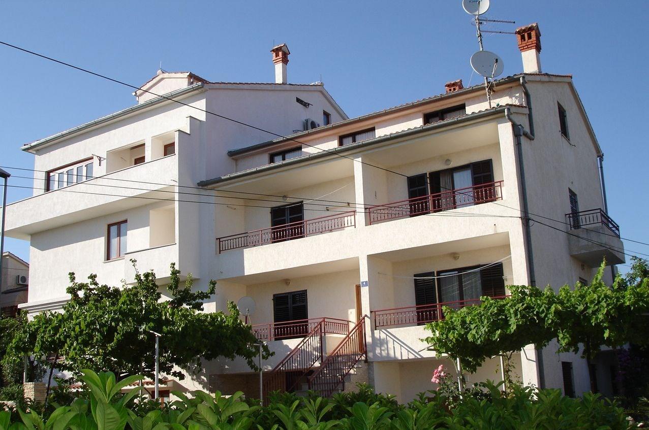 Three-bedroom 1 Apartment